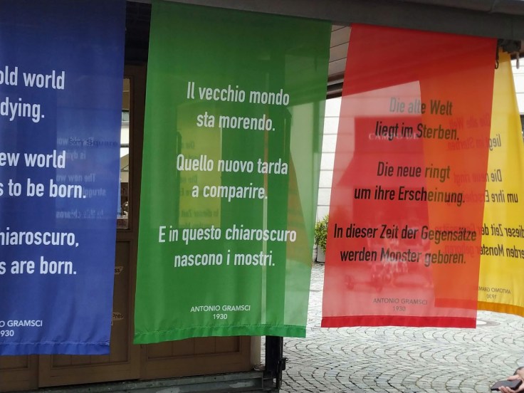 Die alte Welt liegt im Sterben,
die neue ist noch nicht geboren:
Es ist die Zeit der Monster.